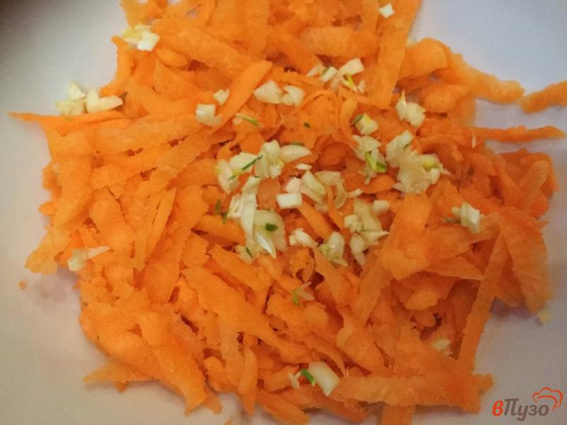 Фото приготовление рецепта: Морковный салат с чесноком шаг №2