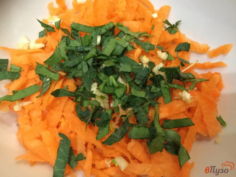 Фото приготовление рецепта: Морковный салат с чесноком шаг №3