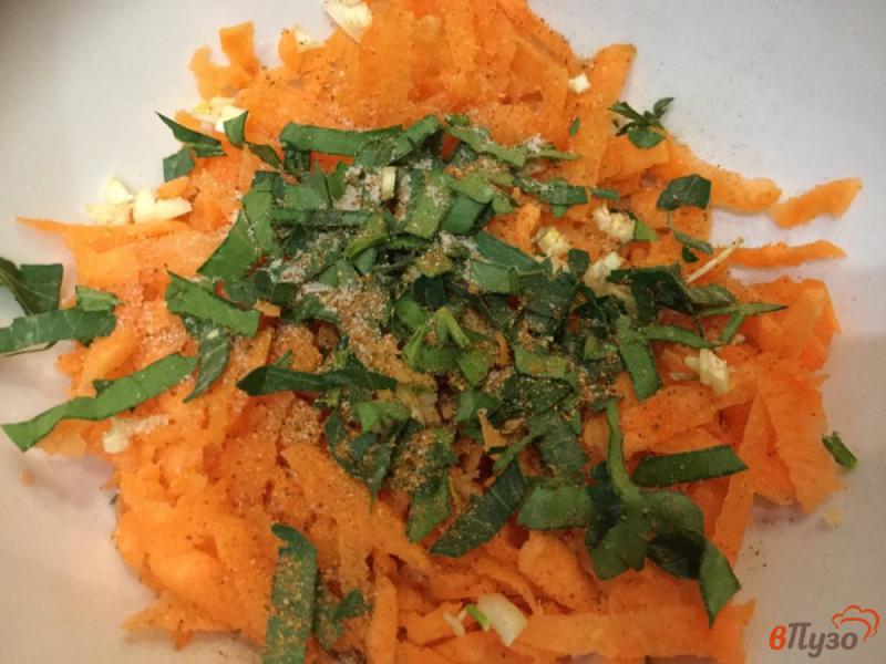 Фото приготовление рецепта: Морковный салат с чесноком шаг №4