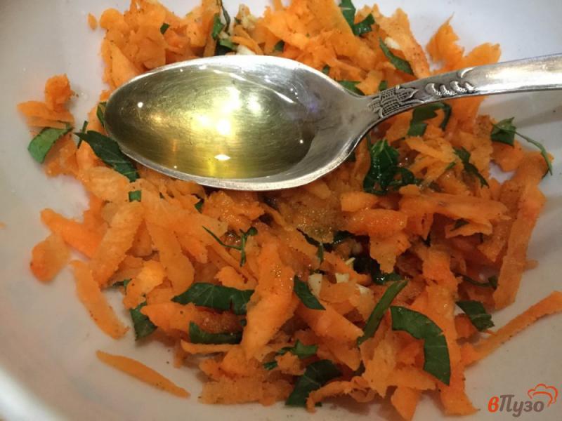 Фото приготовление рецепта: Морковный салат с чесноком шаг №5