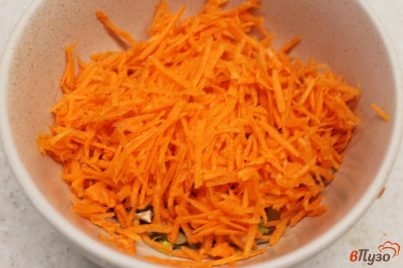 Фото приготовление рецепта: Морковный салат с кукурузой и сельдереем шаг №2