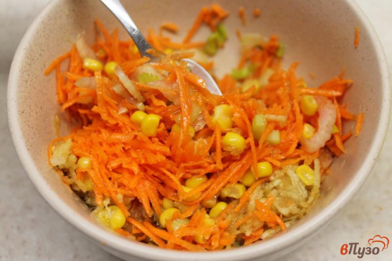 Фото приготовление рецепта: Морковный салат с кукурузой и сельдереем шаг №5