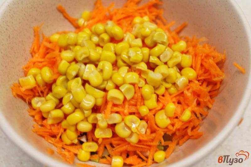 Фото приготовление рецепта: Морковный салат с кукурузой и сельдереем шаг №3