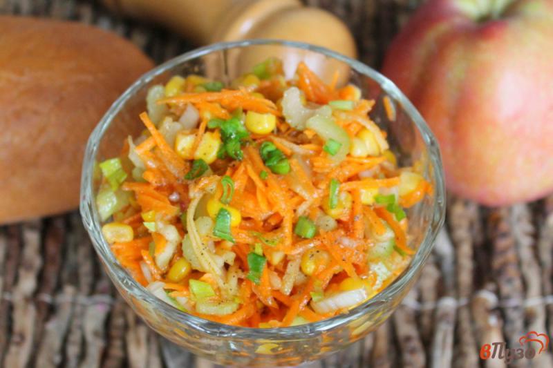 Фото приготовление рецепта: Морковный салат с кукурузой и сельдереем шаг №6