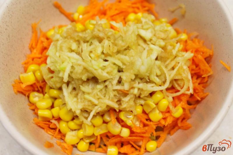 Фото приготовление рецепта: Морковный салат с кукурузой и сельдереем шаг №4