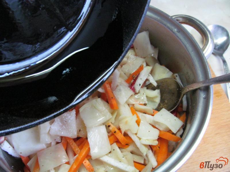 Фото приготовление рецепта: Маринованный салат из капусты с редькой шаг №6