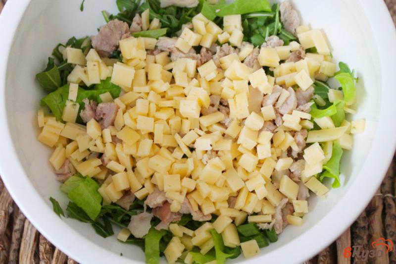 Фото приготовление рецепта: Зеленый салат с мясом и сыром шаг №4