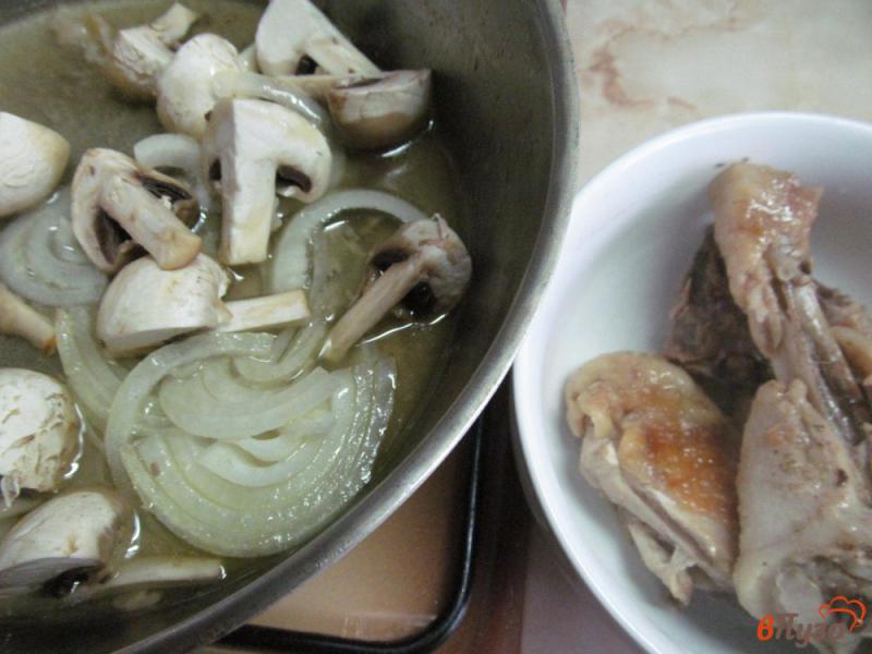 Фото приготовление рецепта: Каччиатори из курицы с шампиньоном и перцем шаг №3
