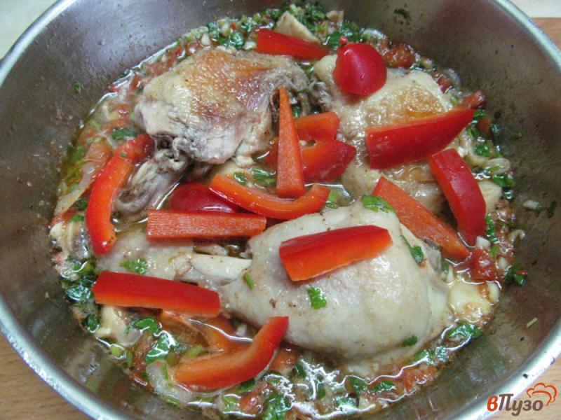 Фото приготовление рецепта: Каччиатори из курицы с шампиньоном и перцем шаг №7
