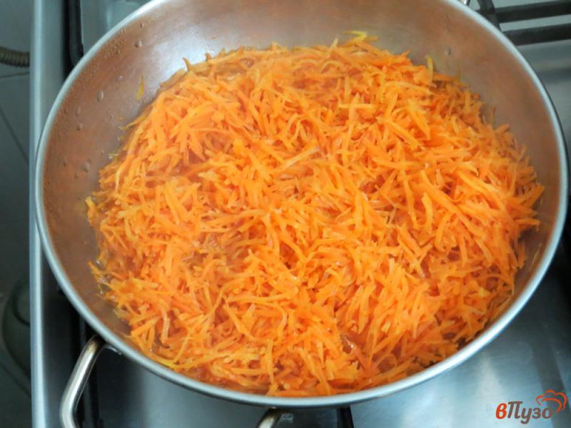 Фото приготовление рецепта: Тушёная морковь с горошком шаг №3