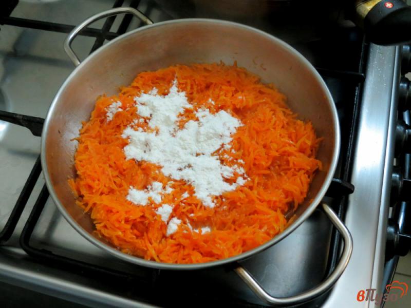 Фото приготовление рецепта: Тушёная морковь с горошком шаг №4
