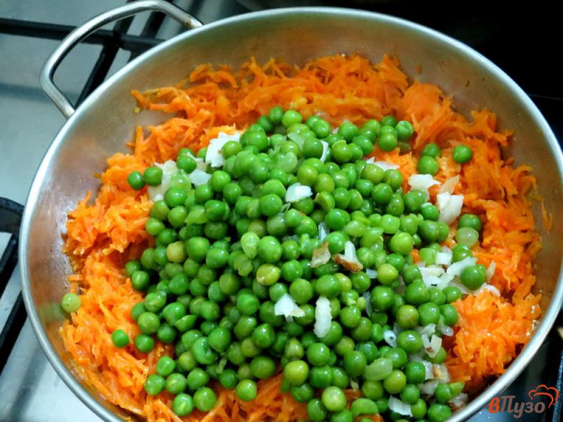 Фото приготовление рецепта: Тушёная морковь с горошком шаг №5