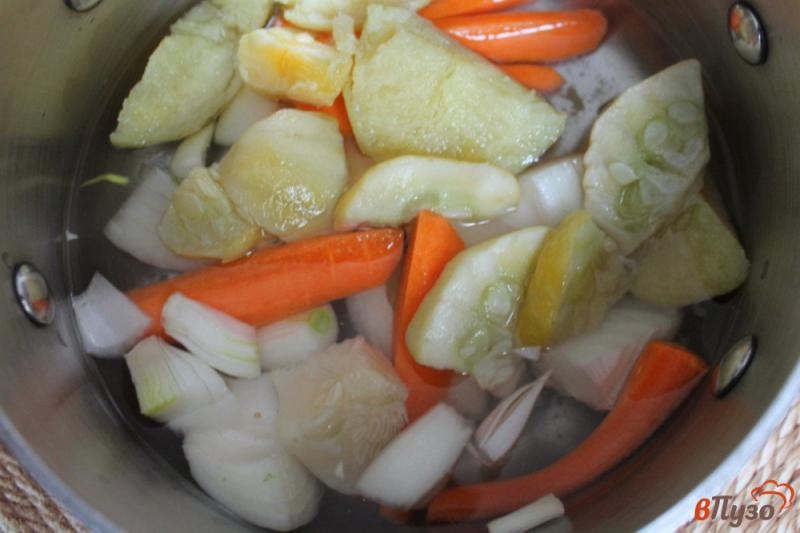 Фото приготовление рецепта: Крем-суп с тертым сыром и сельдереем шаг №2