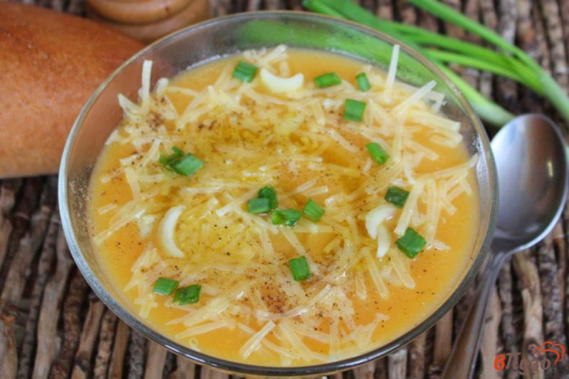 Фото приготовление рецепта: Крем-суп с тертым сыром и сельдереем шаг №6