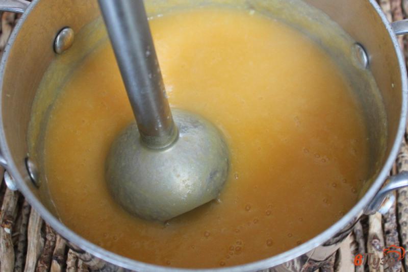 Фото приготовление рецепта: Крем-суп с тертым сыром и сельдереем шаг №4