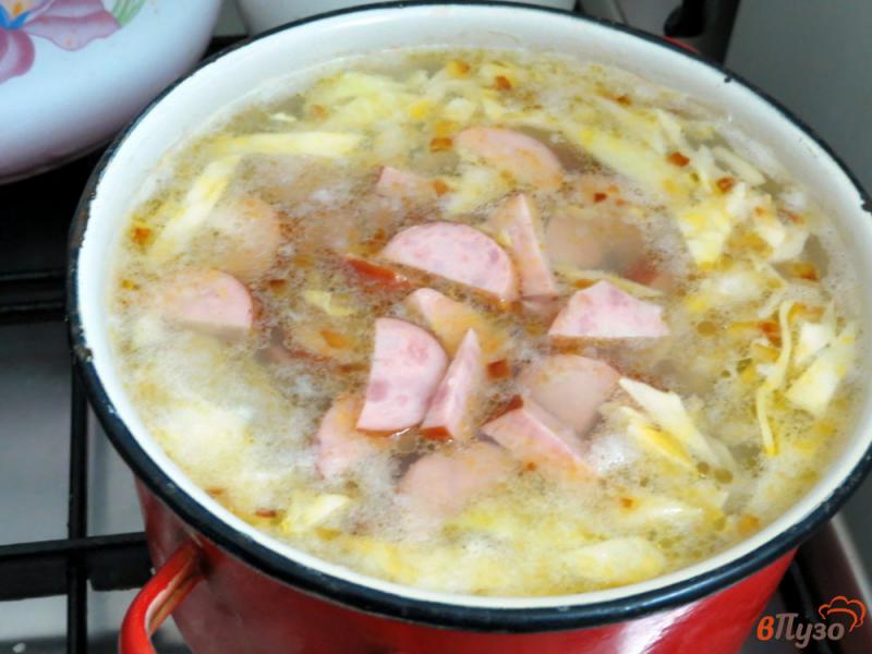 Фото приготовление рецепта: Суп по-деревенски с колбасками шаг №7