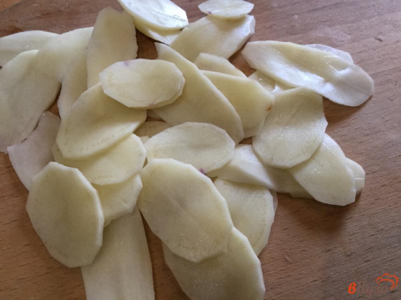 Фото приготовление рецепта: Чипсы картофельные в микроволовой печи шаг №2