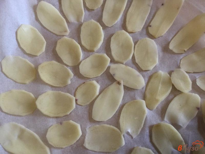 Фото приготовление рецепта: Чипсы картофельные в микроволовой печи шаг №3