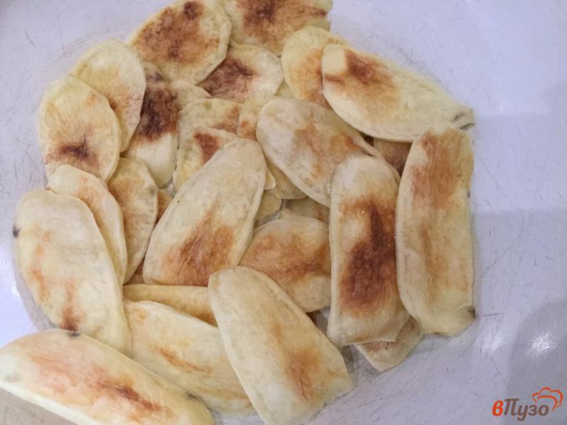 Фото приготовление рецепта: Чипсы картофельные в микроволовой печи шаг №4