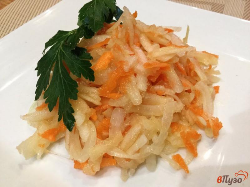 Фото приготовление рецепта: Морковный салат с яблоком и луком шаг №7