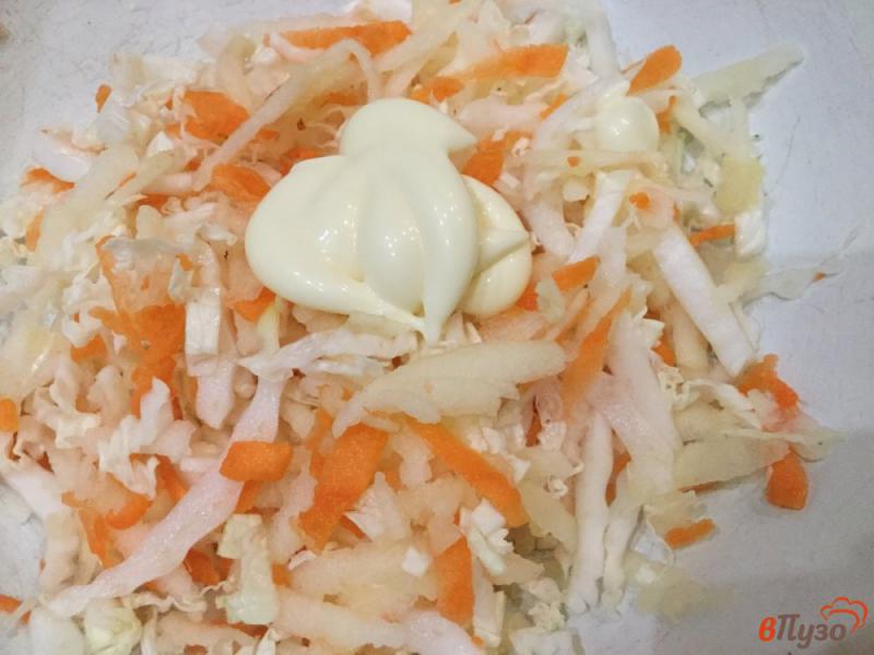 Фото приготовление рецепта: Салат из пекнской капусты, моркови и яблока шаг №4