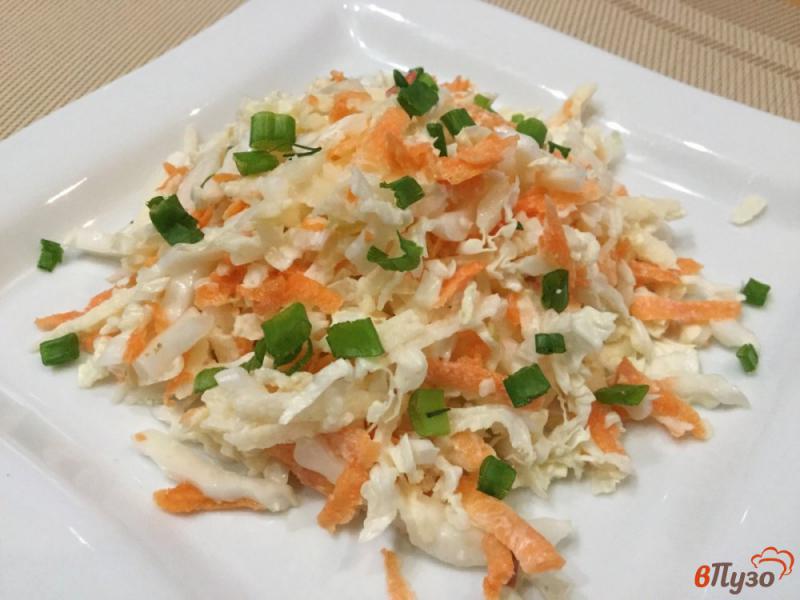 Фото приготовление рецепта: Салат из пекнской капусты, моркови и яблока шаг №5