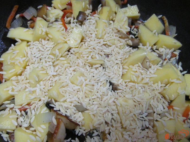 Фото приготовление рецепта: Суп с грибами и пастой орсо в мультиварке шаг №3