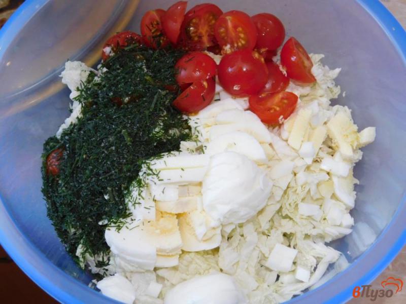 Фото приготовление рецепта: Салат с курицей, помидорами и пекинской капустой шаг №3