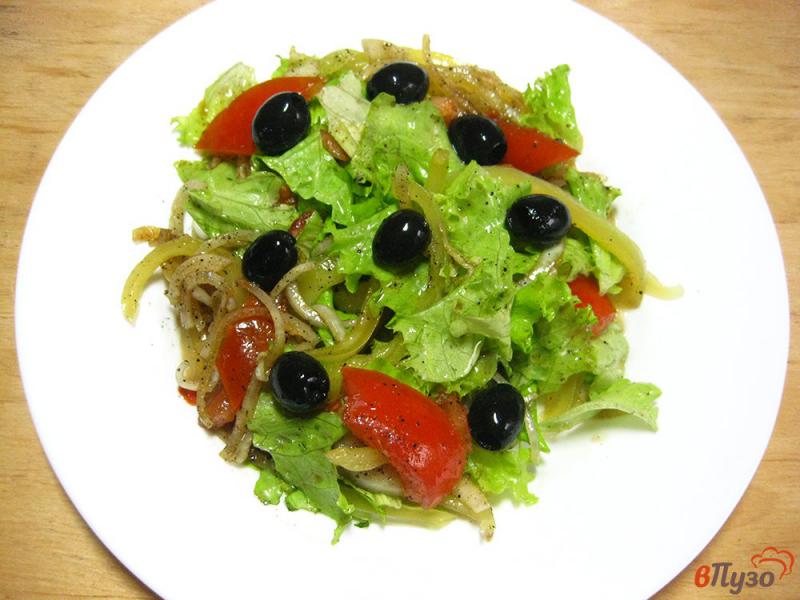 Фото приготовление рецепта: Салат с маслинами шаг №8