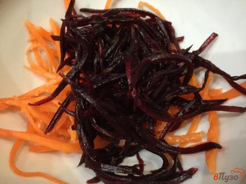 Фото приготовление рецепта: Салат из моркови, пекинской капусты и свеклы шаг №2