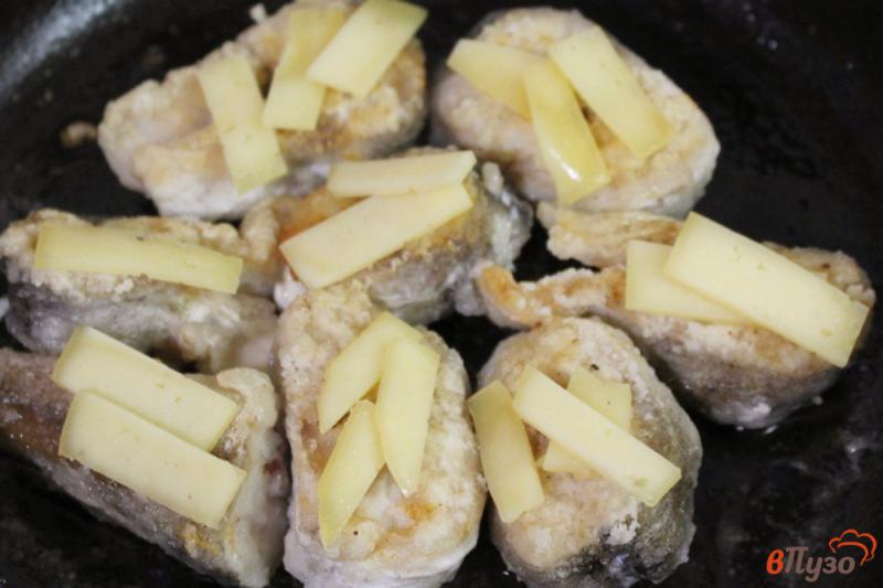Фото приготовление рецепта: Хек с сыром в панировке шаг №5