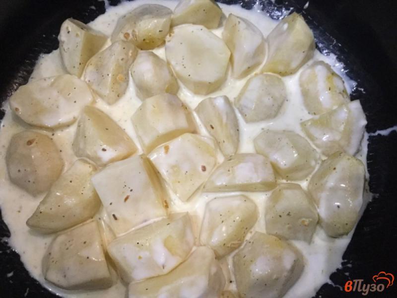Фото приготовление рецепта: Картофель, тушеный со сметаной и майонезом в мультиварке шаг №4