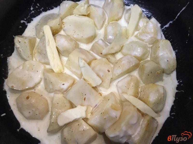 Фото приготовление рецепта: Картофель, тушеный со сметаной и майонезом в мультиварке шаг №5