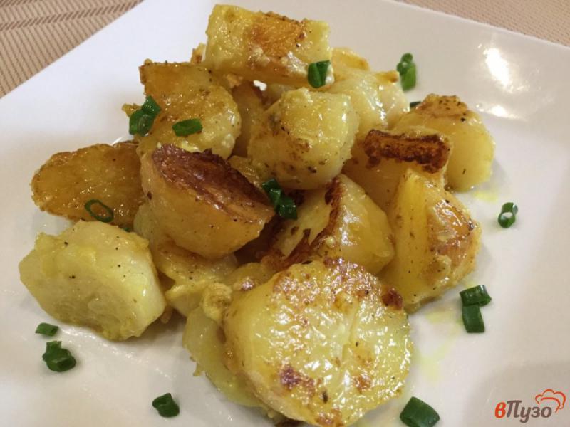 Фото приготовление рецепта: Картофель, тушеный со сметаной и майонезом в мультиварке шаг №6