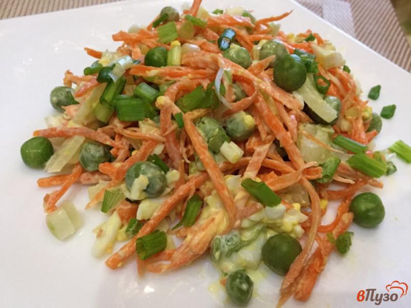 Фото приготовление рецепта: Морковный салат с зеленым горошком шаг №7