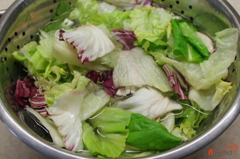 Фото приготовление рецепта: Микс салат с оливками и сыром шаг №1