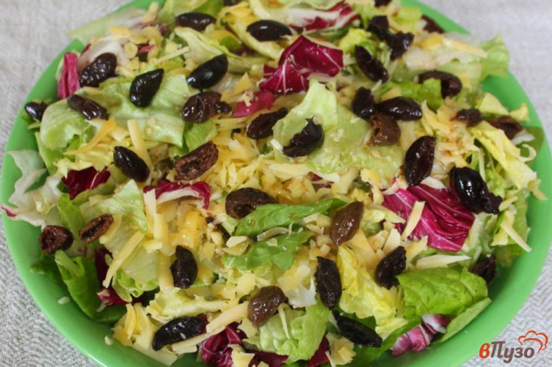 Фото приготовление рецепта: Микс салат с оливками и сыром шаг №4