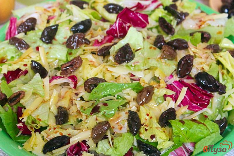 Фото приготовление рецепта: Микс салат с оливками и сыром шаг №5