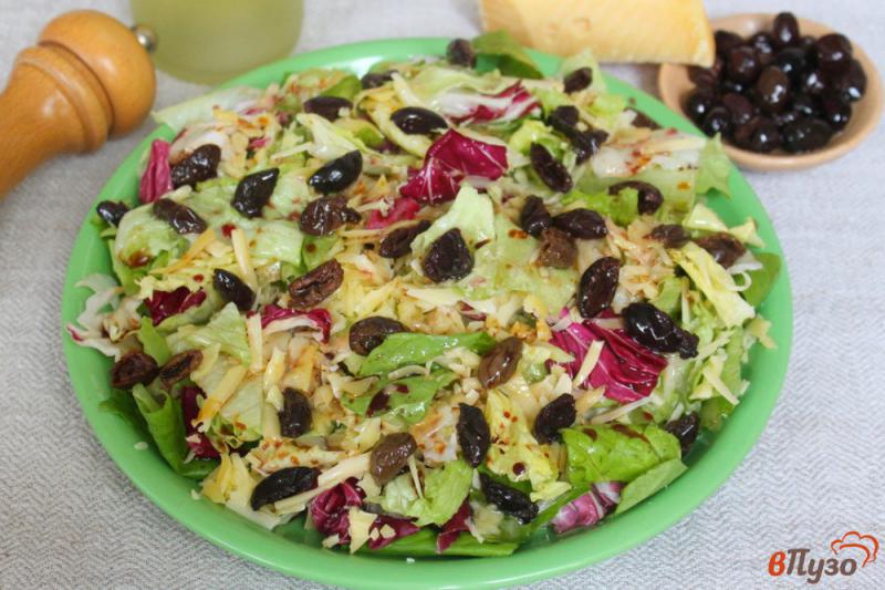 Фото приготовление рецепта: Микс салат с оливками и сыром шаг №6