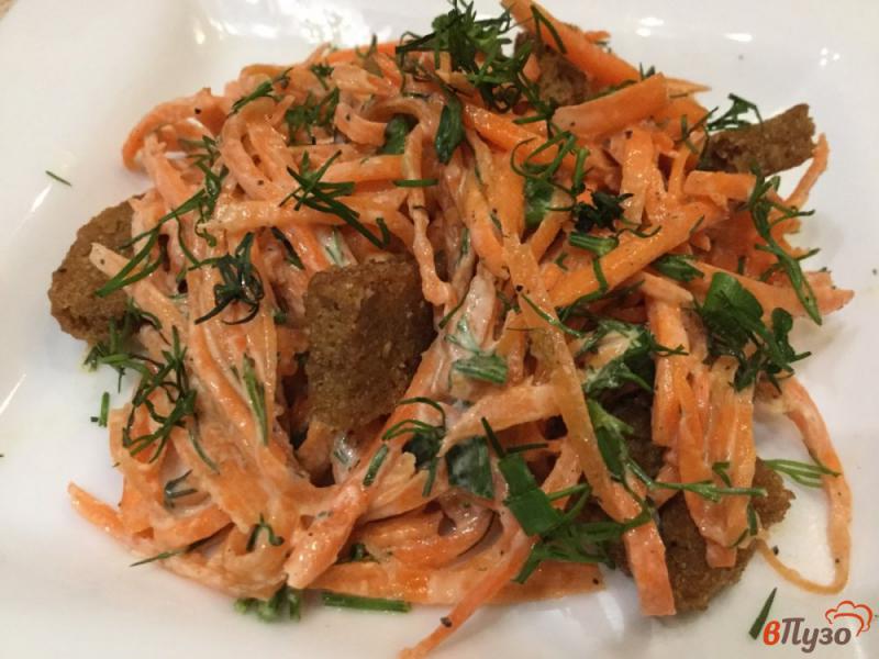 Фото приготовление рецепта: Морковный салат с сухариками шаг №6