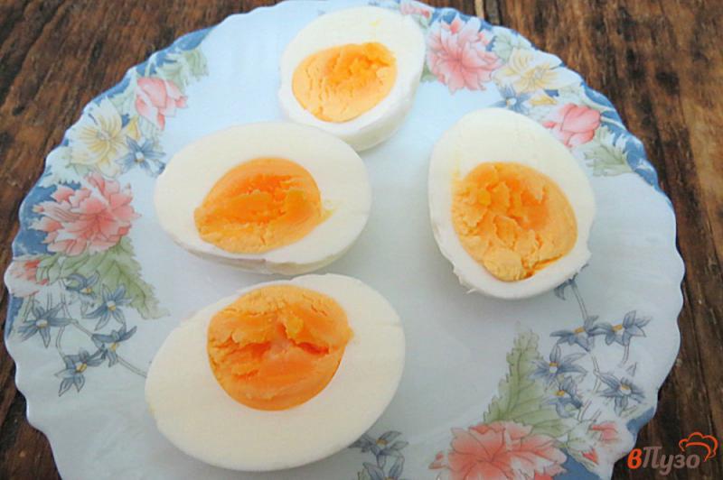 Фото приготовление рецепта: Яйца фаршированные творогом и укропом шаг №2