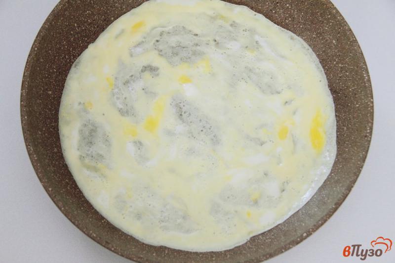Фото приготовление рецепта: Яйцо в блине шаг №2