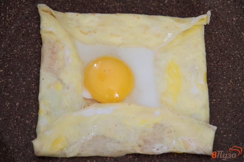 Фото приготовление рецепта: Яйцо в блине шаг №3