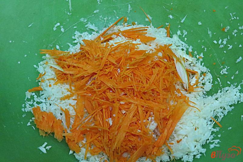 Фото приготовление рецепта: Салат из капусты, моркови и яблок шаг №3