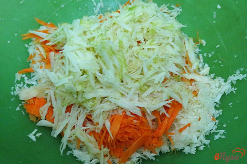 Фото приготовление рецепта: Салат из капусты, моркови и яблок шаг №4