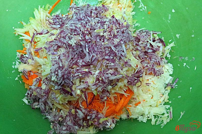 Фото приготовление рецепта: Салат из капусты, моркови и яблок шаг №5