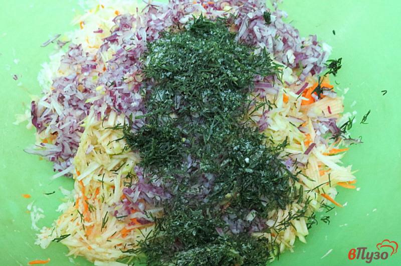 Фото приготовление рецепта: Салат из капусты, моркови и яблок шаг №6