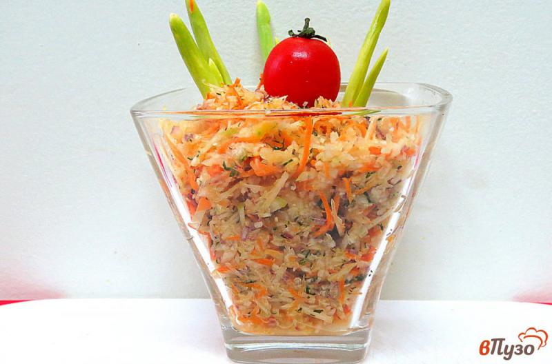 Фото приготовление рецепта: Салат из капусты, моркови и яблок шаг №8