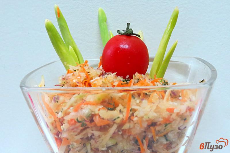 Фото приготовление рецепта: Салат из капусты, моркови и яблок шаг №7