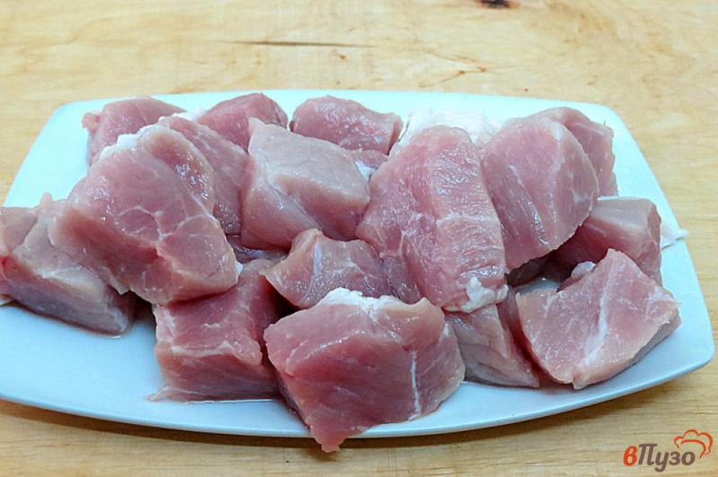 Фото приготовление рецепта: Свинина тушёная с луком шаг №2